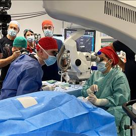 Oftalmóloga de Hospiten realiza una cirugía en directo en el congreso internacional de oftalmología `FacoElche`