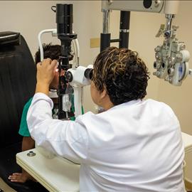 Hospiten Bávaro ofrece chequeo  oftalmológico gratuito a niños en edad escolar