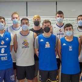 El equipo de la liga EBA de baloncesto del RC Náutico de Tenerife pasa revisión en el Hospital Universitario Hospiten Rambla