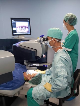 Cirugía_lasik_miopía_hipermetropía_astigmatismo_HospitenRoca_SanAgustín_Grancaanria-1