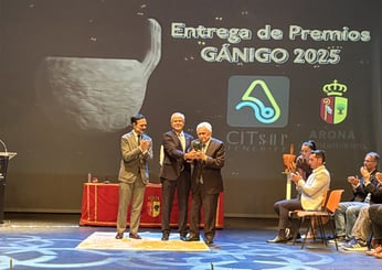 Pedro Luis Cobiella Suárez receives the Honorary Award in the Gánigo Awards