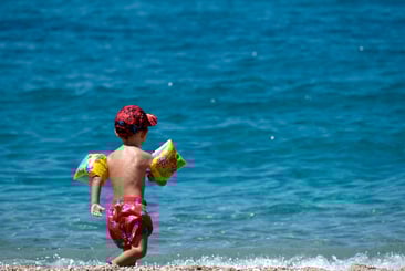 Manguitos en los niños: ¿son seguros? Riesgos y recomendaciones para un verano sin sobresaltos