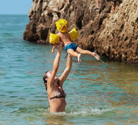 Manguitos y niños: la falsa sensación de seguridad en el agua