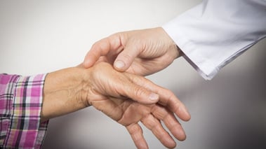 ¿Tienes dolor en la base del pulgar? podría ser rizartrosis