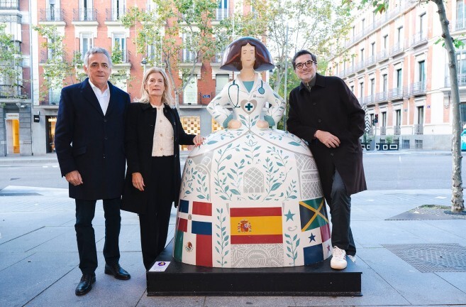 Juan José Hernández Rubio, presidente de Hospiten, Diana Cobiella Beauvais, consejera de Hospiten y Antonio Azzato, creador del proyecto Meninas Madrid Gallery