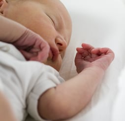 ¿Cómo influye el bajo peso al nacer en la vida adulta?