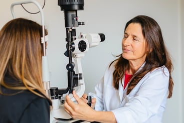 No duele, pero puede amenazar tu vista: así se manifiesta el desprendimiento de retina