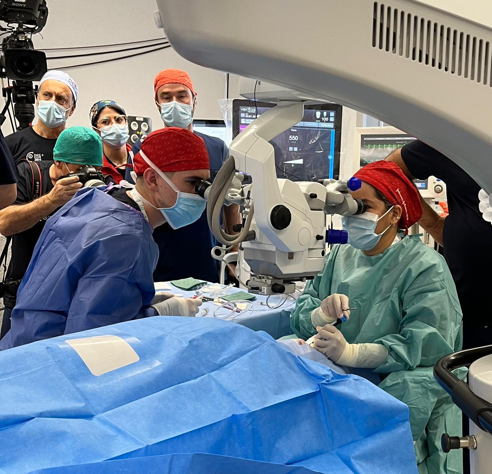 Oftalmóloga de Hospiten realiza una cirugía en directo en el congreso internacional de oftalmología `FacoElche`