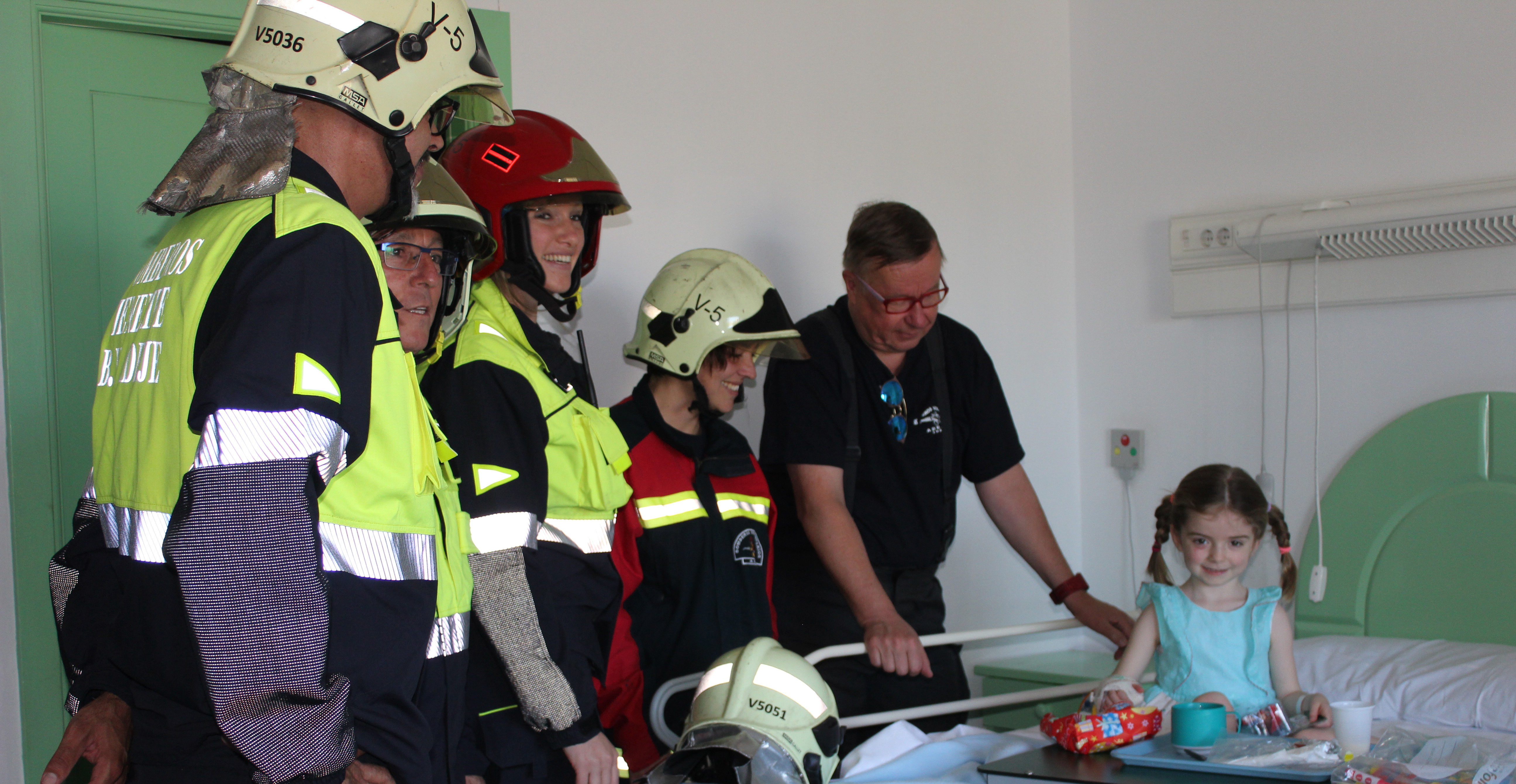 Los Bomberos Voluntarios de Adeje visitan Hospiten Sur