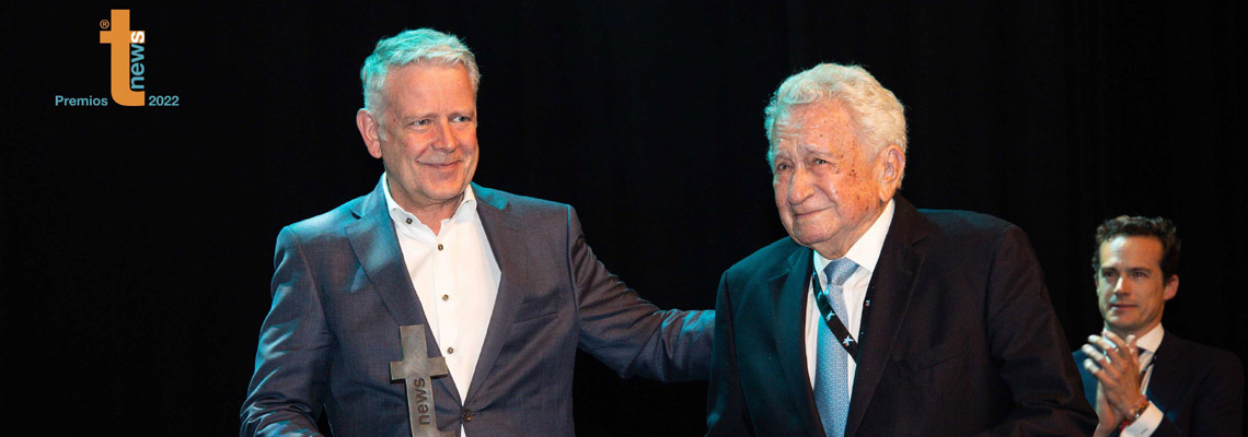 Premios Tourinews 2022 reconocen la trayectoria del doctor Pedro Luis Cobiella de Hospiten