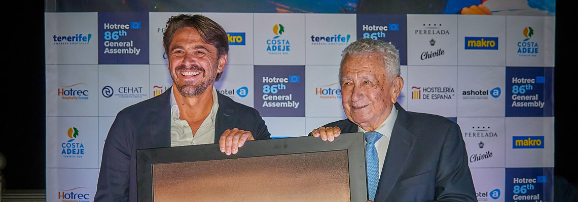 Pedro Luis Cobiella, reconocido por Ashotel y Perelada & Chivite por su defensa del sector turístico