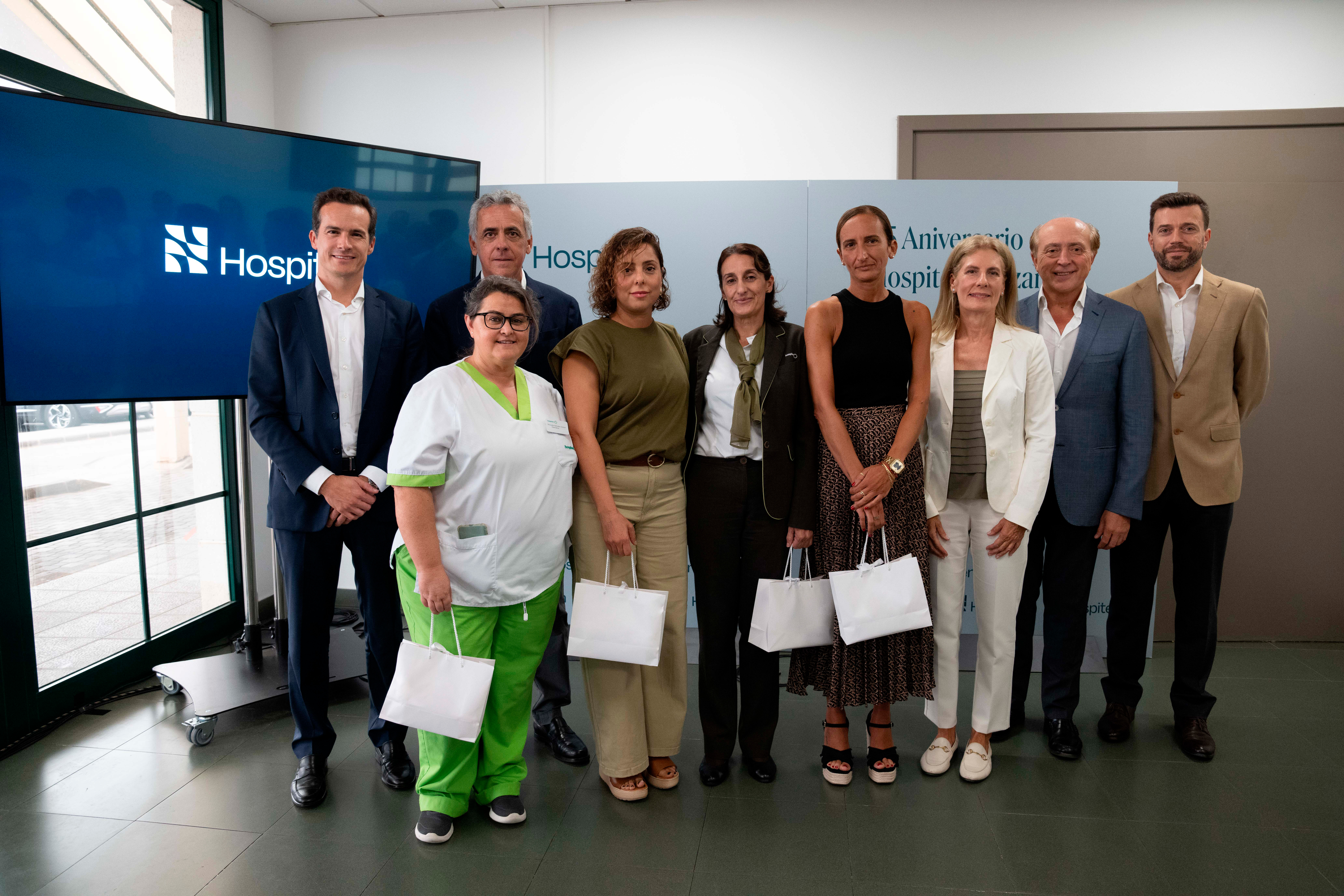 Hospiten rinde homenaje al personal jubilado y a la plantilla más veterana