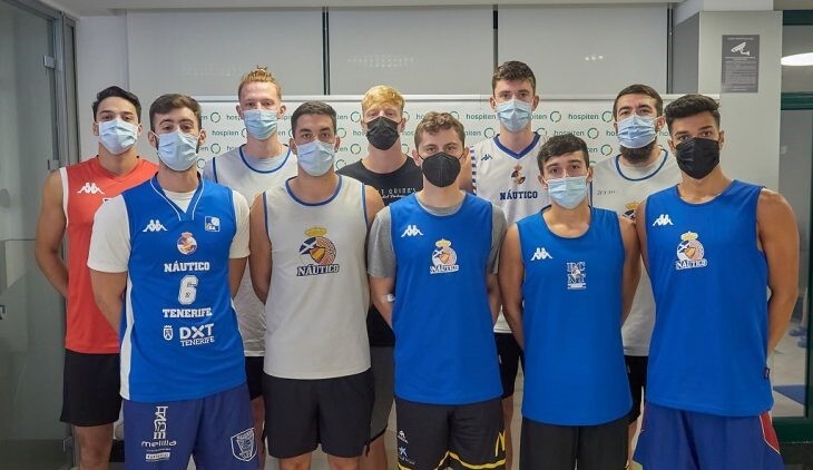 El equipo de la liga EBA de baloncesto del RC Náutico de Tenerife pasa revisión en el Hospital Universitario Hospiten Rambla