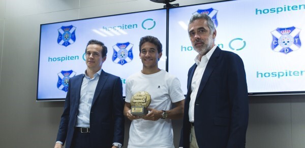Luis Milla recibe el premio MVP Hospiten al mejor jugador de la temporada