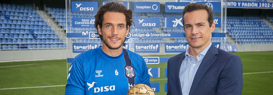 Entrega Trofeo MVP Hospiten 2021/22 a Álex Corredera